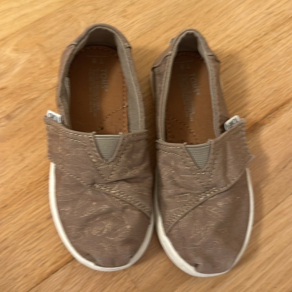 Toms Desert Taupe Foil Feathers Tiny Classic Shoes toddler size 8 - Picture 3 of 6